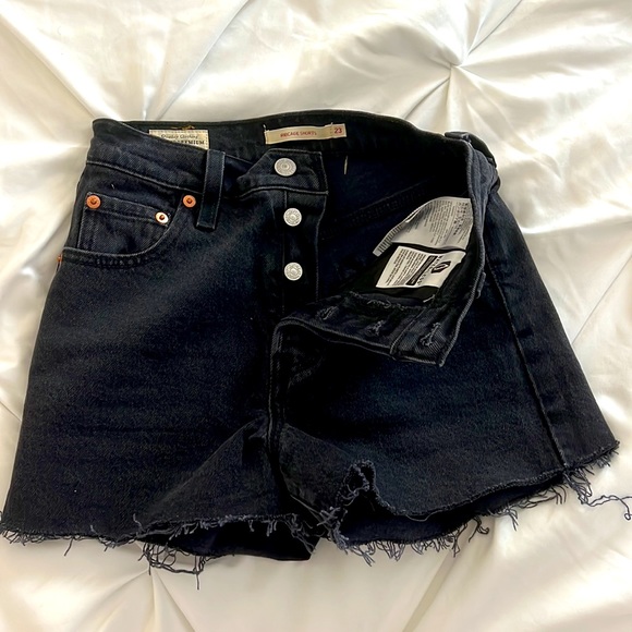 Levi’s Ribcage Shorts - Picture 5 of 6